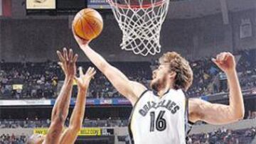 <b>RASCACIELOS DE MEMPHIS. </b>Gasol salta más que Wright y el "hornet" J. R. Smith sólo puede mirarles.