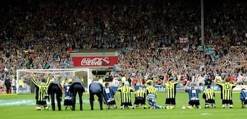 Los agradecidos futbolistas del Manchester City celebraron así el agónico ascenso junto a sus hinchas en Wembley.
