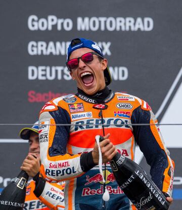 Marc Márquez celebrando su victoria en el podio del GP de Alemania