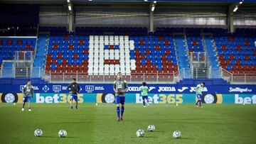 Los jugadores del Eibar durante el calentamiento del partido contra la Real.