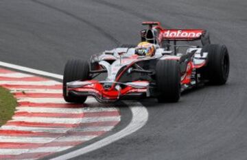 2008. Lewis Hamilton sucede a Hakkinen como campeón del mundo de Fórmula 1, arrebatándole el título a Felipe Massa en la última curva de la última vuelta de Interlagos, en casa del piloto brasileño.