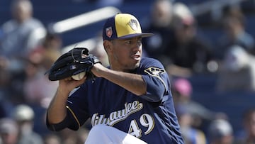 Un pitcher mexicano que ha militado en varias escuadras, y fue con los Texas Rangers con quien logró la victoria en playoffs. 