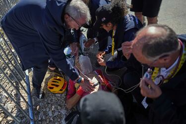 Tobias Johannessen, octavo en la genera, se fue al suelo nada más cruzar la meta en el Mont Ventoux. Tuvo que ser auxiliado y trasladado el hospital. 'Tobias tuvo problemas estomacales después de la meta. Recibió atención médica de inmediato, lo cual me alegra mucho. Está en la ambulancia y se siente mejor', contó el equipo médico del Uno-X.