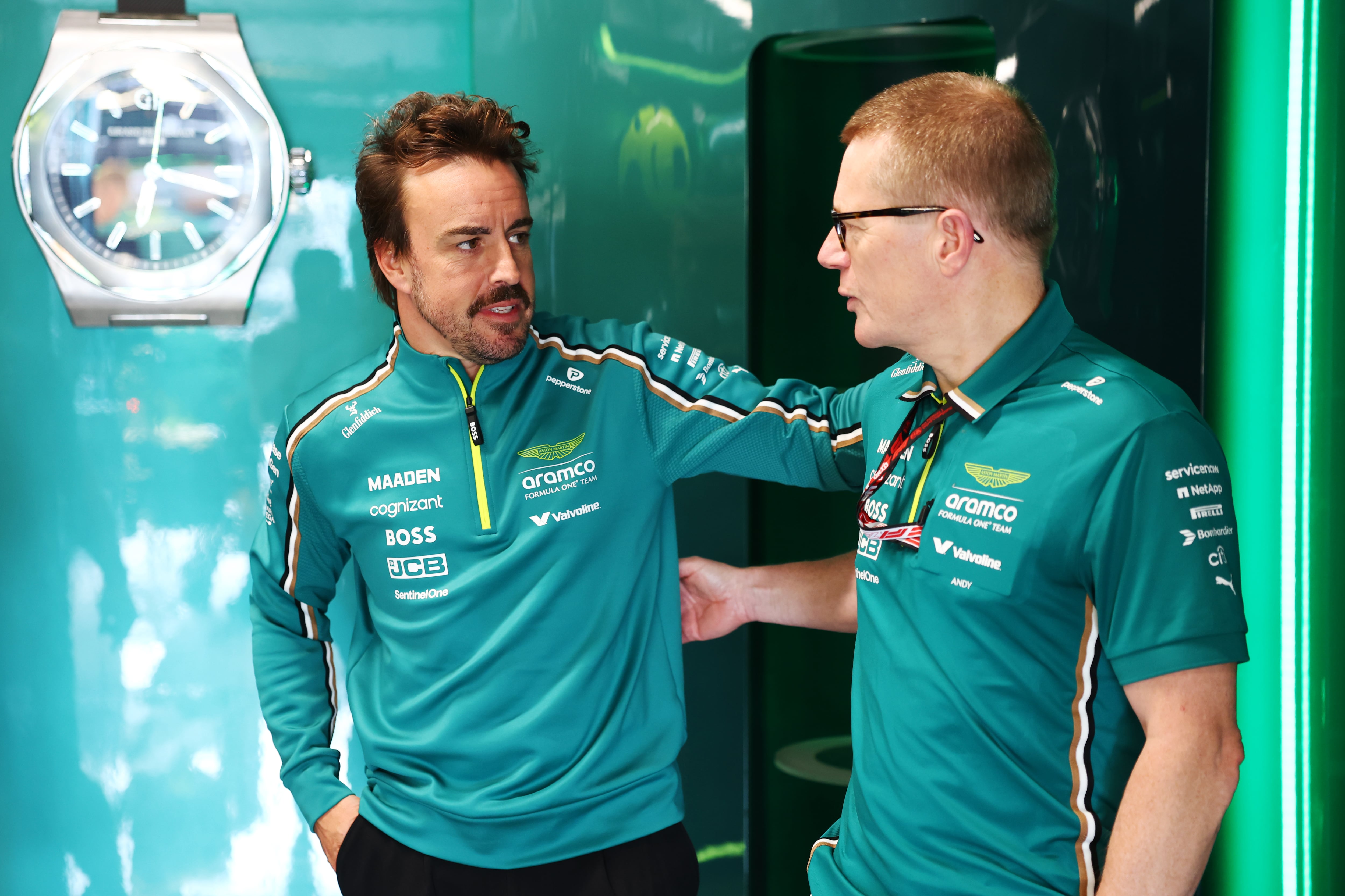 Fernando Alonso y Andy Cowell, en el box de Aston Martin en Canadá.