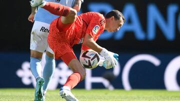 El portero argentino Agustín Marchesín detiene el balón durante el partido entre el Celta y el Betis de la primera vuelta.