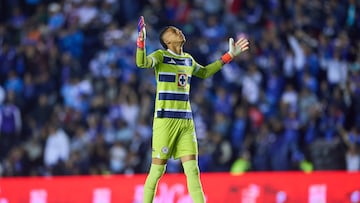 Kevin Mier of Cruz Azul during the 13th round match between Cruz Azul and FC Juarez as part of the Liga BBVA MX, Torneo Apertura 2024 at Ciudad de los Deportes Stadium on October 23, 2024 in Mexico City, Mexico.