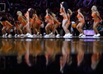 Las cheerleaders de los Suns, en pleno baile.