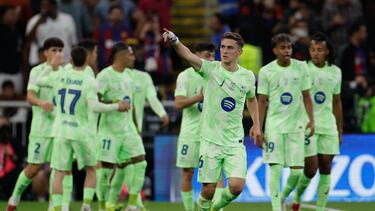 El centrocampista del FC Barcelona Gavi celebra un gol.