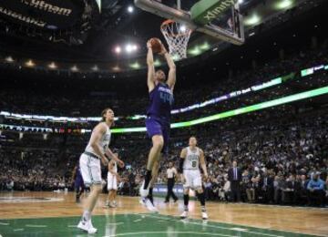 Frank Kaminsky (Charlotte Hornets). El 'Tanque' se ha metido al bolsillo a la NBA con su energía, arrojo y, como no, calidad. Pívot con buen lanzamiento desde el triple, su movilidad en el poste bajo no es nada desdeñable. Tiene un largo recorrido por delante y hay mucha confianza en él.