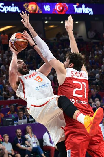 Marc Gasol y Sertac Sanli.