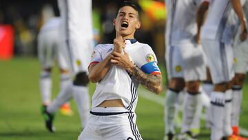 James celebra, cogiéndose el escudo, su gol a Paraguay.