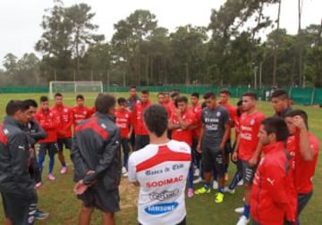 La selección chilena Sub 20 ya se prepara en Uruguay para el debut con Brasil este jueves a las 19:00.