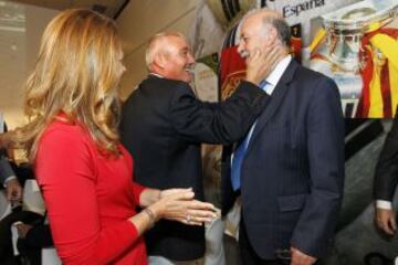 Poli Rinc車n saluda a Vicente del Bosque.