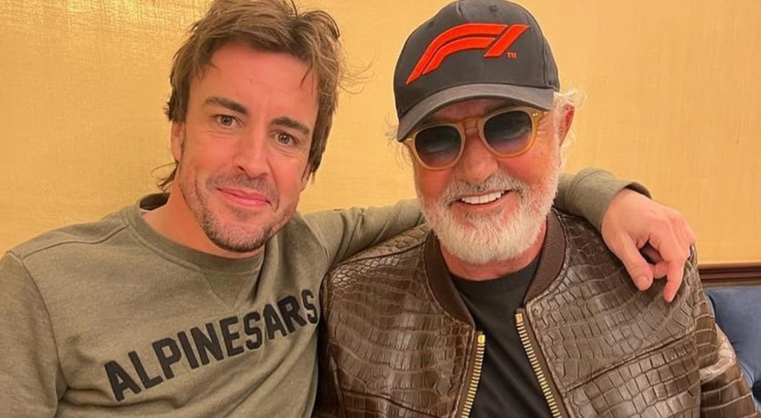 Fernando Alonso y Flavio Briatore, con una gorra de la F1.