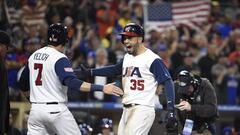 Eric Hosmer celebra con Christian Yelich tras conseguir el home run decisivo del partido entre Estados Unidos y Venezuela del Cl&aacute;sico Mundial del B&eacute;isbol.