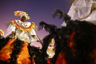 Los participantes de la escuela de samba Vai Vai actúan durante el desfile de Carnaval en el Sambódromo Anhembi en Sao Paulo.
