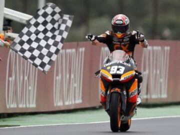 El piloto catalán se lleva su segundo mundial, esta vez en Moto 2, tras ganar la carrera del Gran Premio de Valencia. En la imagen, Márquez entrando en la meta en Cheste. 
