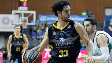 GRAF013. LA LAGUNA (TENERIFE), 24/03/2018.- El alero del Iberostar Tenerife Javier Beirán (i) supera al alero del Divina Joventut Sergi Vidal durante el partido de la 24 jornada de la ACB disputado hoy en el pabellón Santiago Martin. EFE/Cri