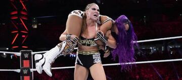Rousey levanta a Banks durante su combate.