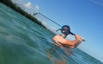 El golfista francés aprovecha las claras aguas de las Islas Mauricio para disfrutar del golf pero esta vez bajo el agua.