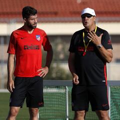 Mono Burgos pule a Felipe y Lodi