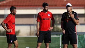 Mono Burgos con Lodi y Felipe en el entrenamiento del Atleti.