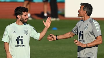 Spain's coach Luis Enrique (R) speaks with Spain's defender Jose Gaya during a training session at at Ciudad del Futbol in Las Rozas de Madrid on June 30, 2021, during the UEFA EURO 2020 European Football Championship. (Photo by Kirill KUDRYAVTSEV / AFP)