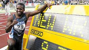 <b>A REVALIDAR TOCAN.</B> Tim Montgomery posa en París delante del marcador con su récord: toca reválida.