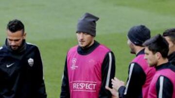 ¿Adiós? Totti, junto a varios compañeros ayer en el Bernabéu.