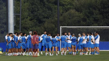 Charla del entrenador Antonio Hidalgo con sus futbolistas durante una sesión de trabajo del Deportivo.