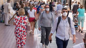 GRAF7305. PALMA DE MALLORCA, 13/07/2020.- Transeúntes se protegen con mascarillas por las calles de Palma de Mallorca, este lunes. La consejera de Salud y Consumo del Gobierno Balear, Patricia Gómez, ha informado sobre la resolución que modifica el decreto que regula las medidas de la "nueva normalidad" en Baleares para fijar la obligatoriedad de la mascarilla, este lunes. Esta semana no se sancionará a quienes no utilicen la mascarilla obligatoria en Baleares "por una cuestión de adaptación y advertencia", ha anunciado Gómez, quien ha precisado que no se multará hasta el 20 de julio. EFE/ Atienza
