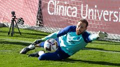 Oblak se estira en un entrenamiento del Atlético.