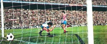 1972/73 El Atlético tenía que derrotar al Deportivo coruñés en la última jornada. No fue fácil porque el rival pretendía salvarse del descenso. Tres goles de Luis, Adelardo y Gárate provocaron el entusiasmo de los hinchas colchoneros. El pitido final desató el delirio sobre el césped y en los graderíos. El Atlético había ganado una Liga en su propio campo.