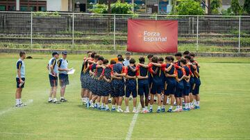 Los jugadores de la Sub-17 se concentran en una charla durante el pasado Mundial de Indonesia.