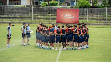 Los jugadores de la Sub-17 se concentran en una charla durante el pasado Mundial de Indonesia.