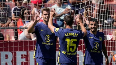 Lenglet felicita a Sorloth por uno de sus goles ante el Girona.