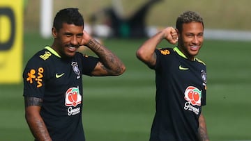 Paulinho lesiona a Neymar
