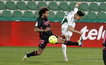 Emiliano Rigoni dispara el balón ante Marcelo. 