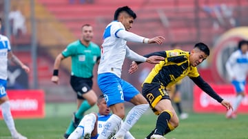 Futbol, Universidad Catolica vs Coquimbo Unido
Fecha 17, Liga de Primera 2025
El jugador de Coquimbo Unido Matias Palavecino, derecha, disputa el balon junto a Dylan Escobar de Coquimbo Unido durante el partido de primera division disputado en el Estadio Santa Laura en Santiago, Chile.
27/07/2025
Pepe Alvujar/Photosport
Football, Universidad Catolica vs Coquimbo Unido
17th turn, First Division League 2025
Coquimbo Unido player Matias Palavecino, right, vies for the ball against Dylan Escobar alongside xxxx of Universidad Catolica during the first division match played at the Santa Laura Stadium in Santiago, Chile.
27/07/2025
Pepe Alvujar/Photosport