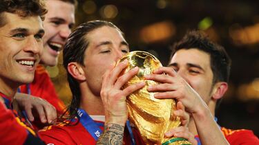 Sergio Ramos besa la Copa del Mundo conquistada por España en el Mundial 2010.