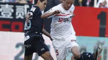 <b>SIN OPCIONES. </b>Rakitic pugna con Recio en una acción del partido de ayer.