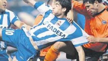 <b>ASFIXIADOS. </b>El Depor tuvo la posesión del balón pero en ningún momento pudo con un ordenado y ambicioso Alavés.