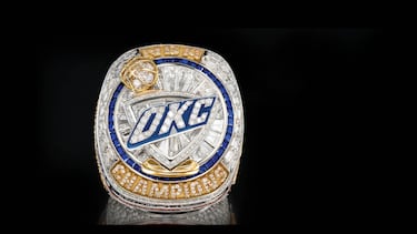 Los anillos, diseñados por Jostens, están hechos en oro de 14 quilates con más de 800 gemas cortadas a medida y colocadas a mano.

