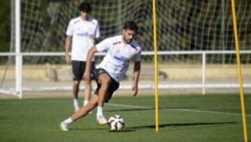 Bot&iacute;a, en un entrenamiento del Sevilla.