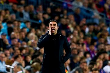Xavi Hernández, entrenador del Barcelona, da instrucciones a sus jugadores.