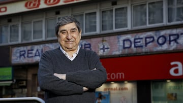 Lendoiro posa para AS con la sede de la Plaza de Pontevedra de fondo, desde donde dirigió al Depor durante 25 años.