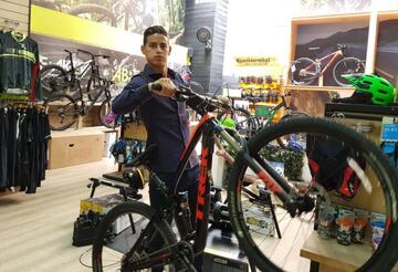 El mediocampista colombiano del Bayern Múnich también es fanático de la bicicleta, aquí podemos verlo en una tienda especializada. 