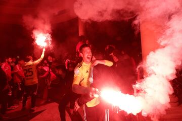 Los jugadores de Osasuna celebran su victoria junto a los aficionados que se han dado cita esta madrugada en la Plaza del Castillo.