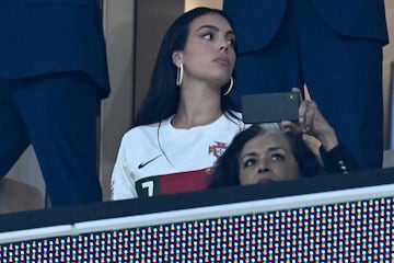 Georgina Rodr¨ªguez ha sufrido en el palco del Al Thumama Stadium como una aficionada lusa m¨¢s durante el elcuentro entre la seleci¨®n portuguesa y la marroqu¨ª.