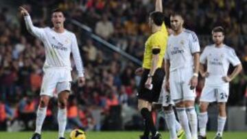 Cristiano Ronaldo ve la tarjeta por protestar el penalti no pitado.
